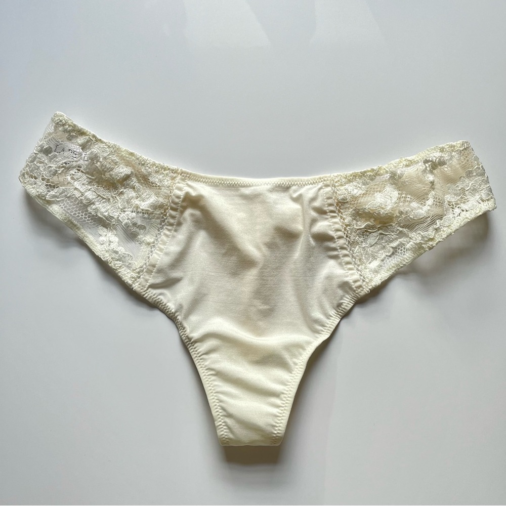 La Perla never worn-nwot thong panties size small lace detail